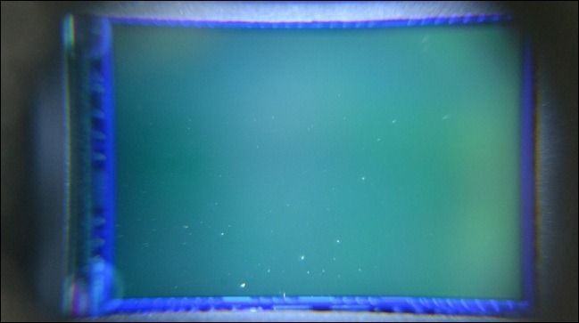 Осмотр сенсора через подсвечиваемую лупу