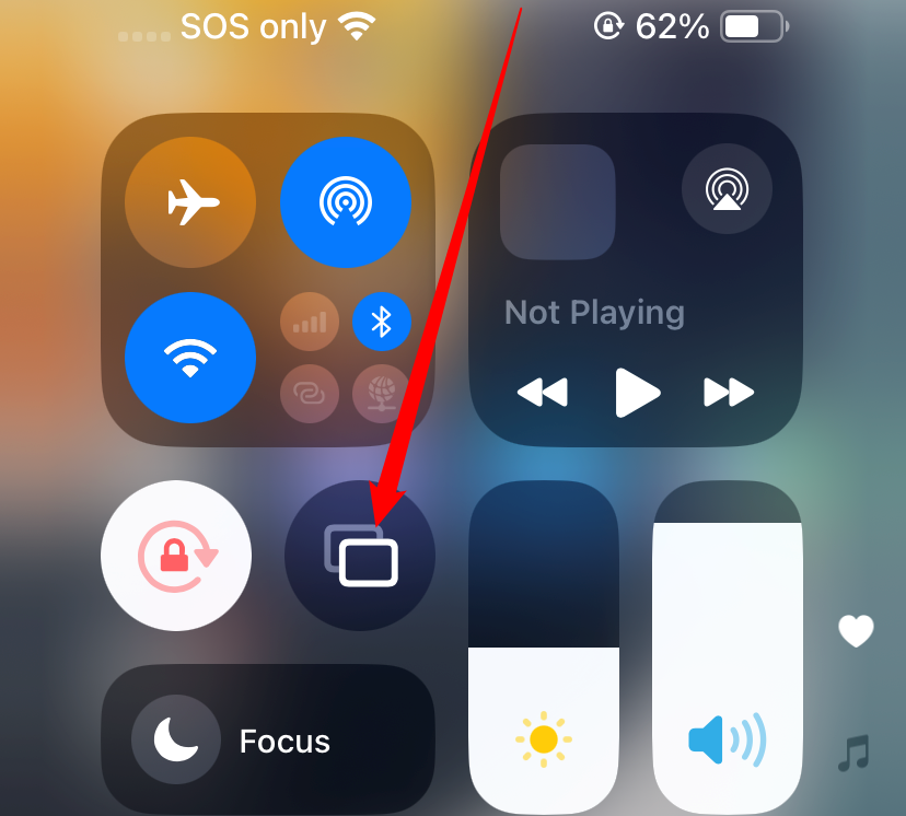 Нажмите кнопку AirPlay в Центре управления iPhone.