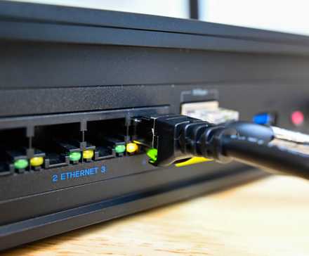 Физические порты на роутере крупным планом.