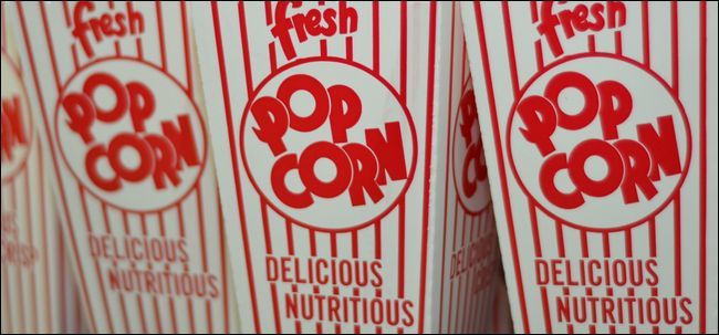 Большая миска попкорна и контейнеры с приправами