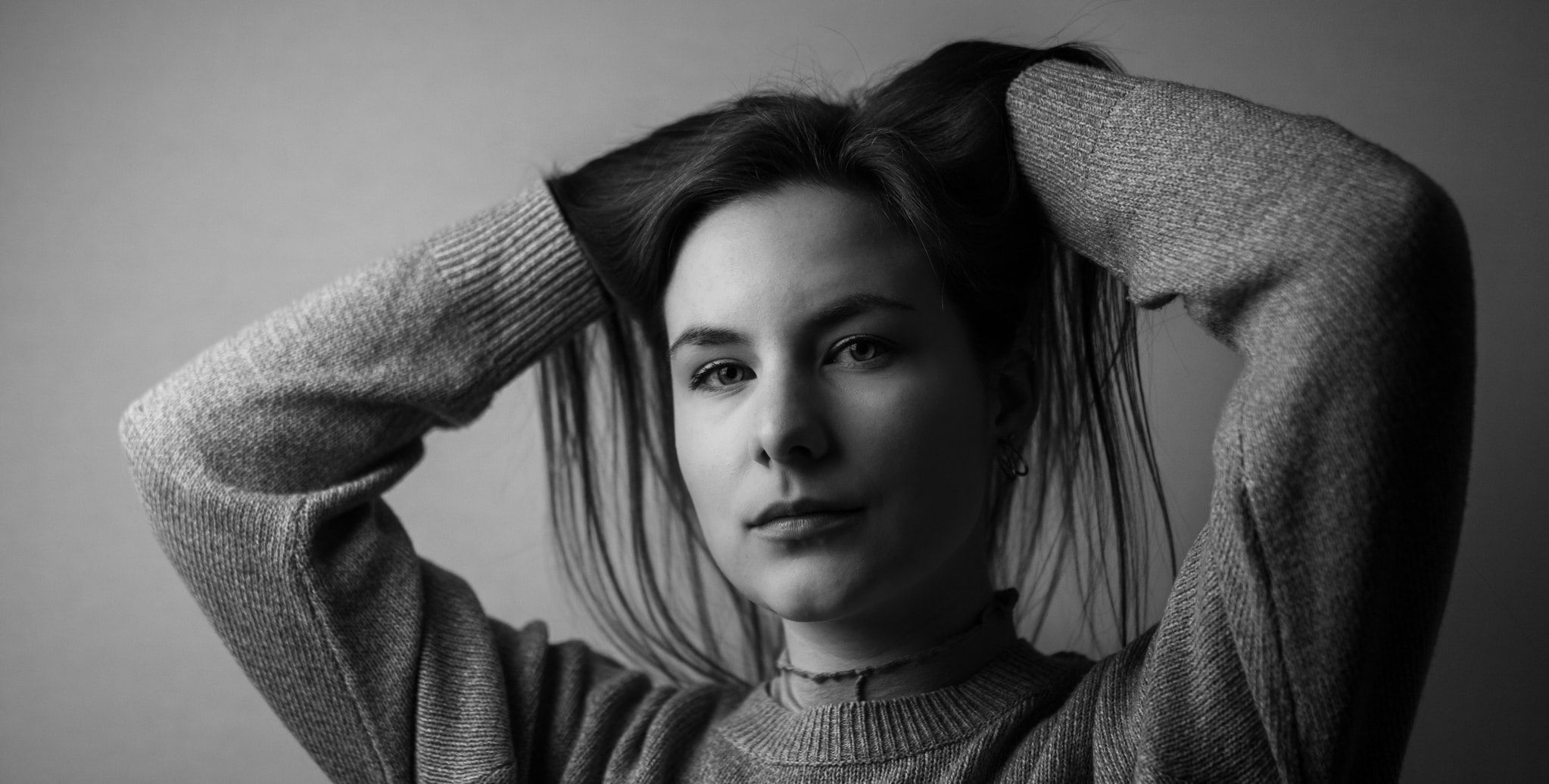 Портрет, освещённый естественным светом, создаёт драматичную глубину.