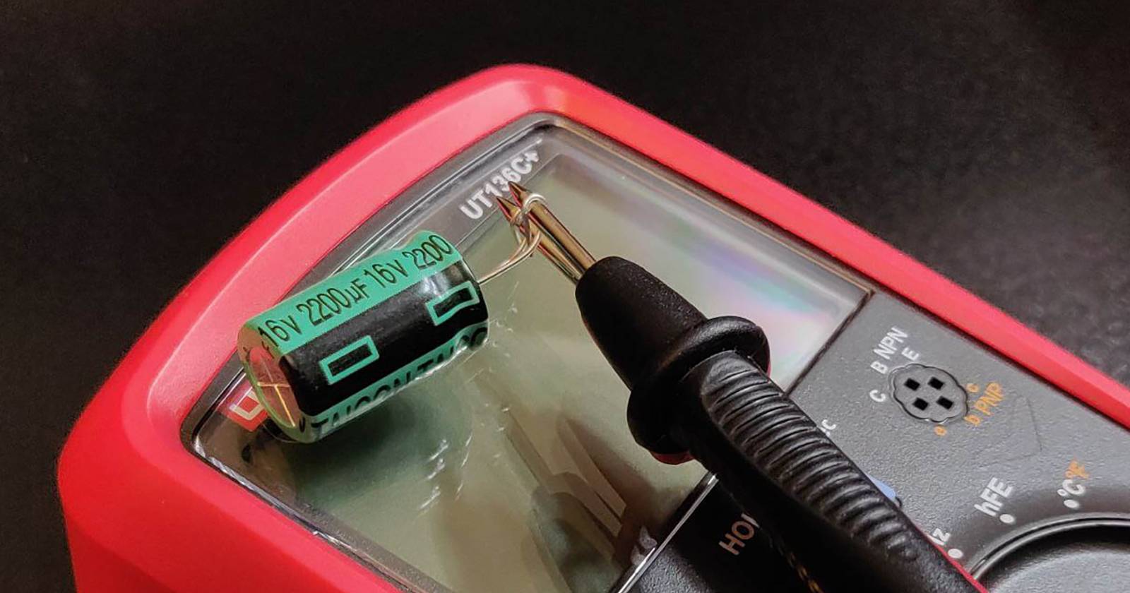 Test di un condensatore con un multimetro, vista ravvicinata