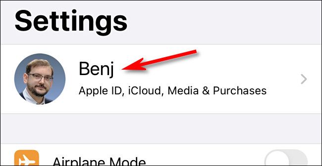 В Настройках нажмите на своё имя Apple ID
