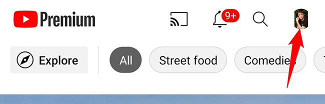 Нажмите на иконку профиля в правом верхнем углу.