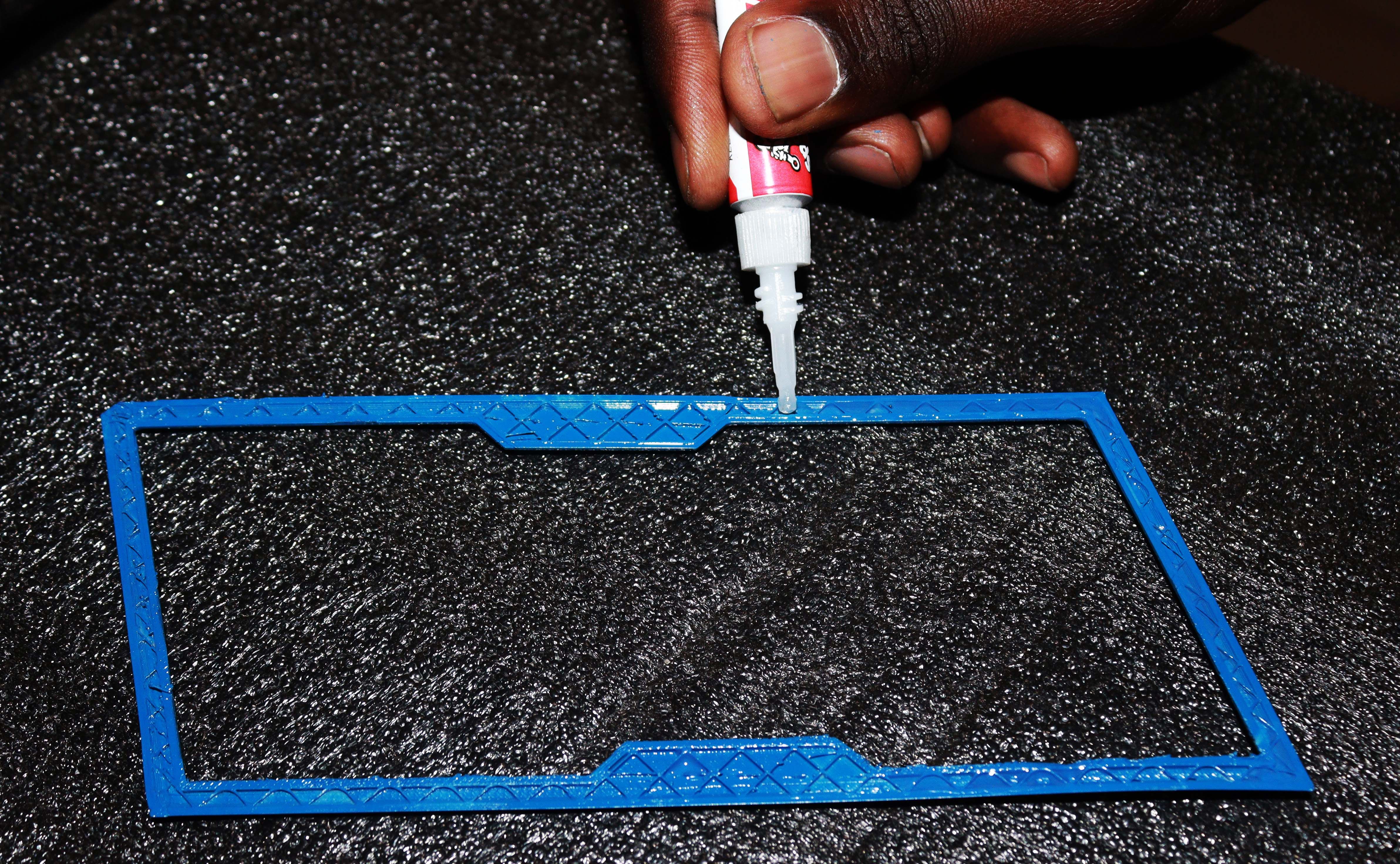 Нанесение суперклея на окрашенную деталь корпуса