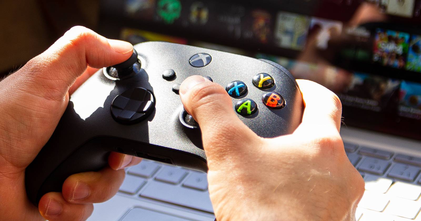 Мужчина играет на Chromebook с контроллером Xbox, демонстрирующий игровую функцию