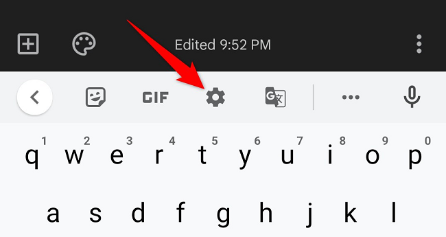 Значок шестерёнки в верхней части клавиатуры Gboard