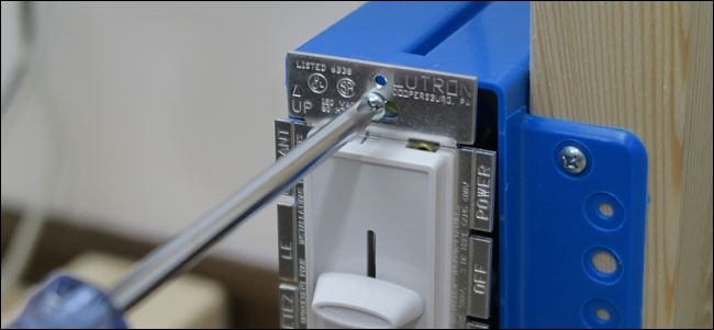 Установка диммера в монтажную коробку и закрепление лицевой панели