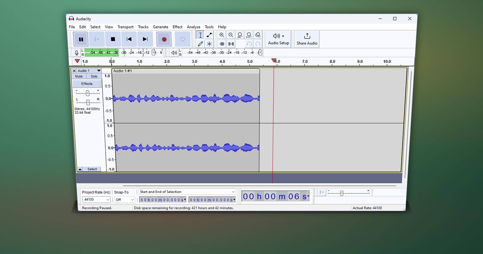 Заглавное изображение — интерфейс Audacity при звук-активной записи