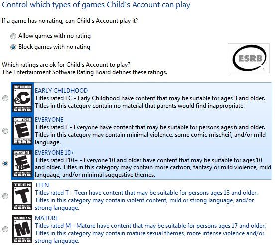 Ребёнок играет за компьютером
