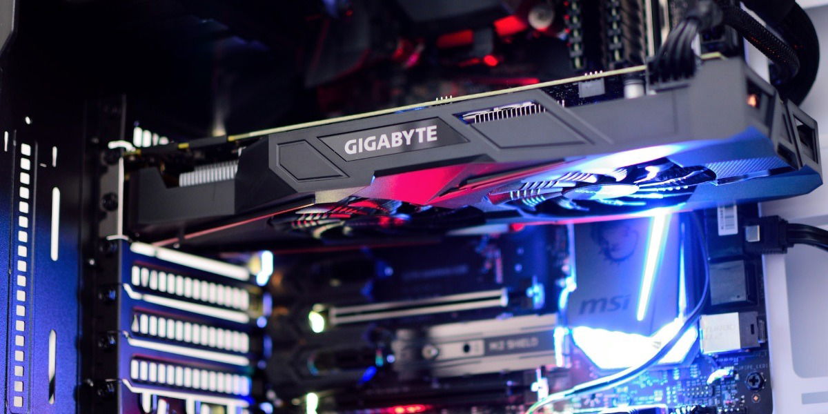 Фотография вентиляторов GPU в корпусе компьютера