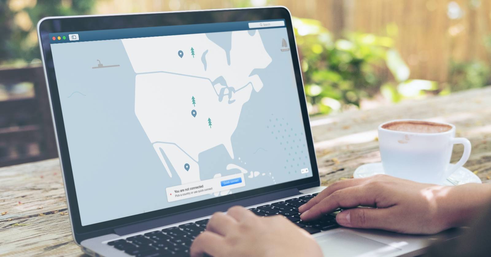 Карта VPN на экране ноутбука, показывающая серверы по всему миру