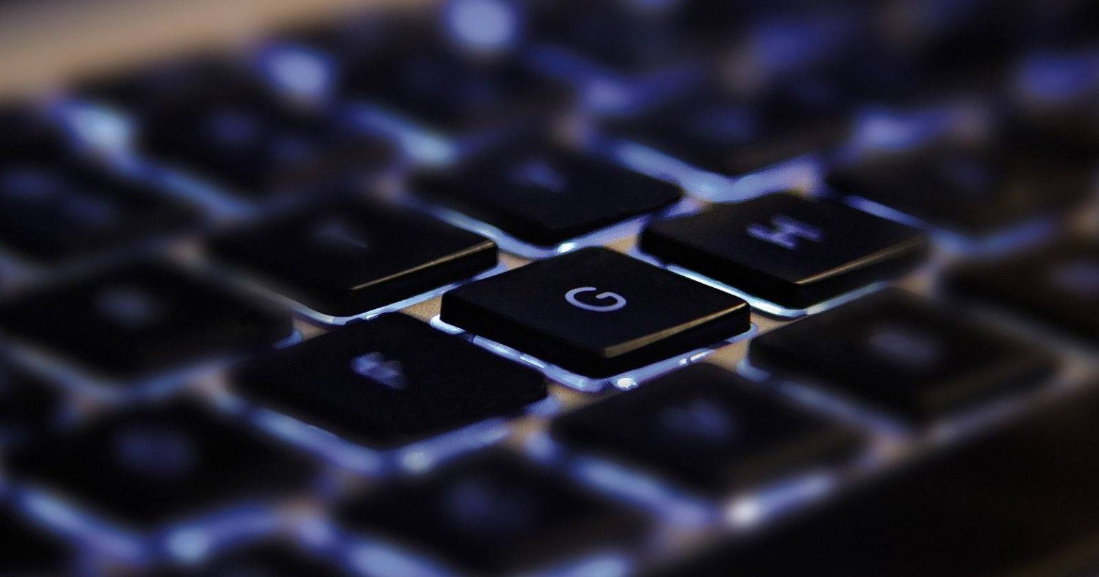 крупный план клавиатуры ноутбука