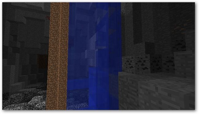 Большая подземная пещера с сталактитами