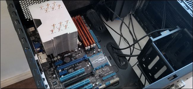 Материнская плата установлена и выровнена