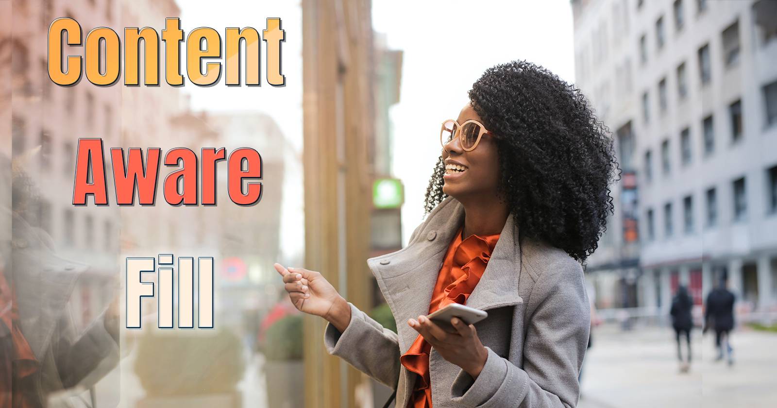 Женщина смотрит в отражение окна