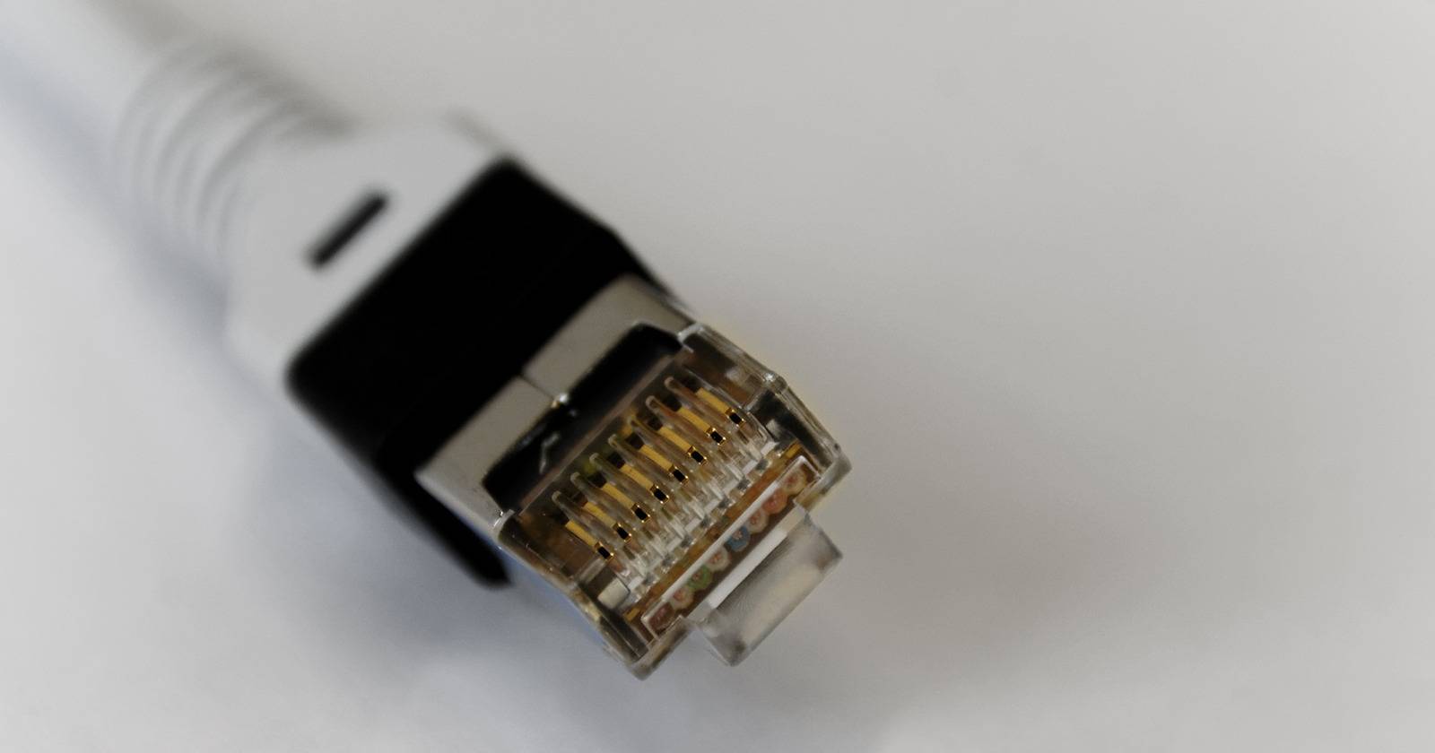 Разъём Ethernet и сетевой кабель