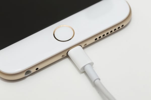 Грязный или повреждённый разъём зарядки смартфона