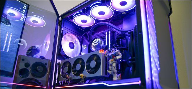 Корпус micro-ATX с двумя RGB-вентиляторами спереди и боковой панелью из стекла.