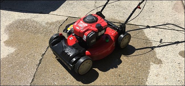 Чистая косилка после обслуживания