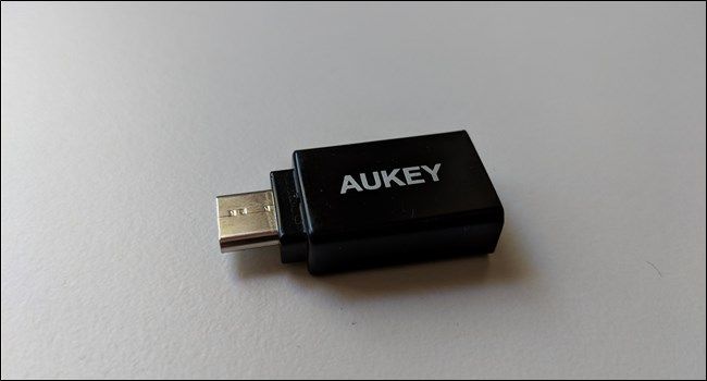 Переходник USB-A на USB-C рядом с флешкой