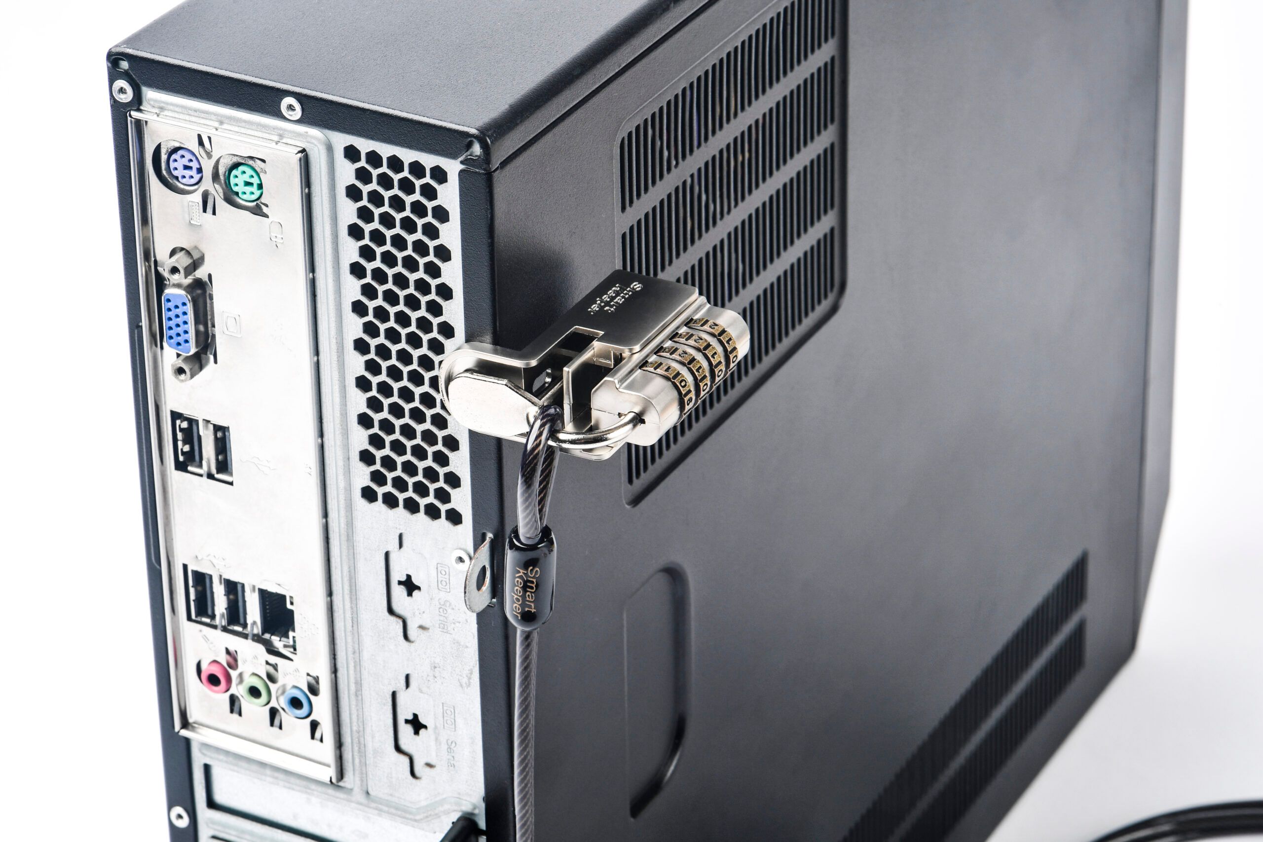 Комбинационный замок Smart Keeper, прикреплённый к корпусу компактного настольного ПК.