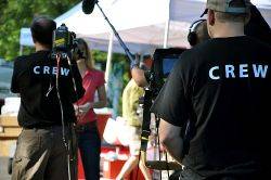 Кадр реалити‑шоу: участники и ведущие