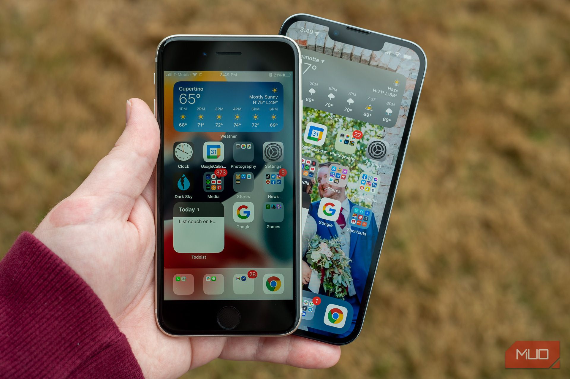 Экран iPhone SE (2022) рядом с iPhone 13 Pro