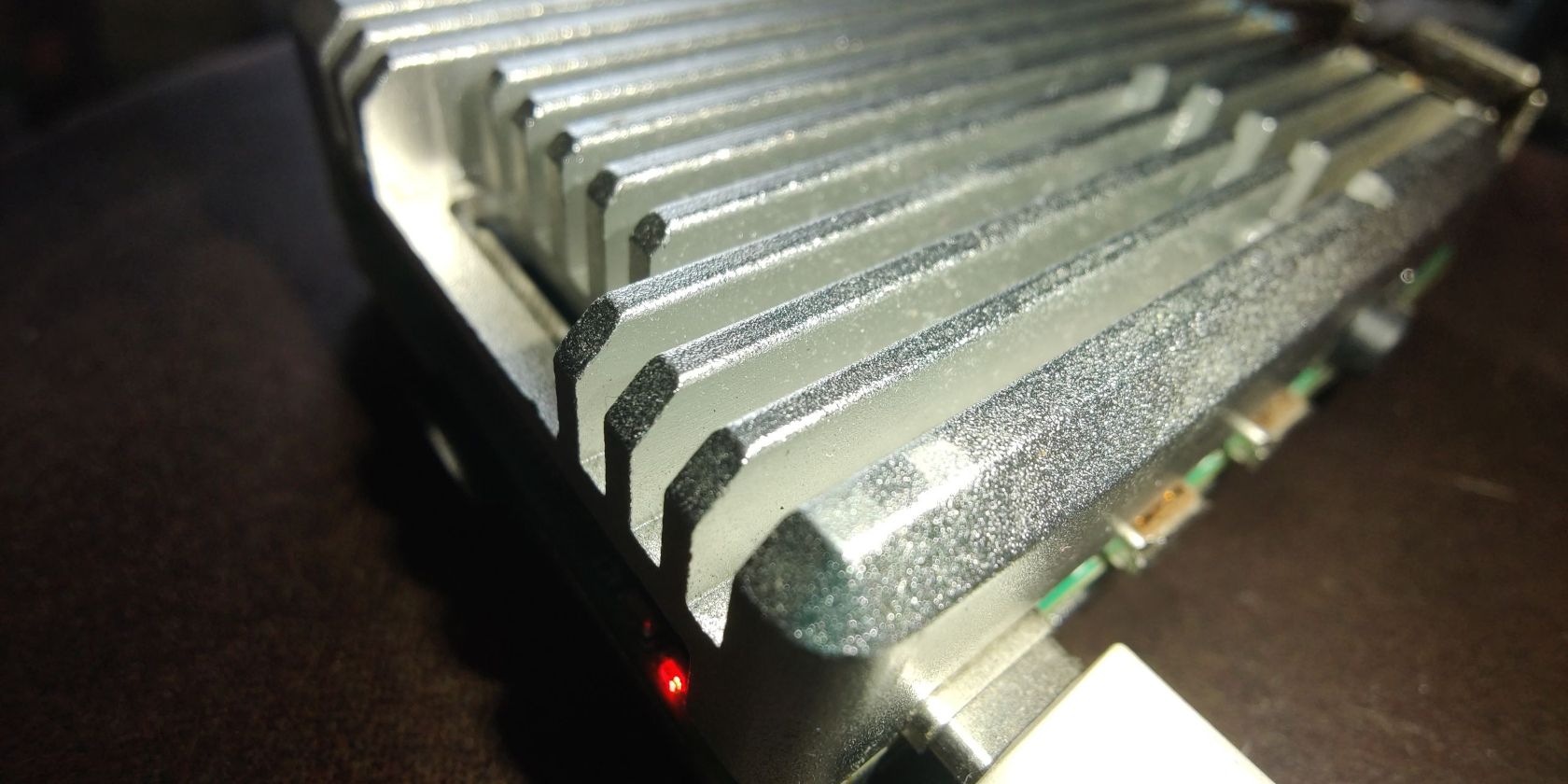 Raspberry Pi 4B в серебристом металлическом корпусе