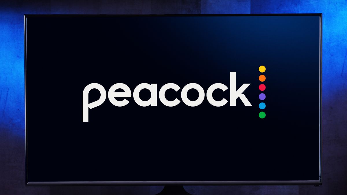 Логотип Peacock на экране телевизора с интерфейсом приложения