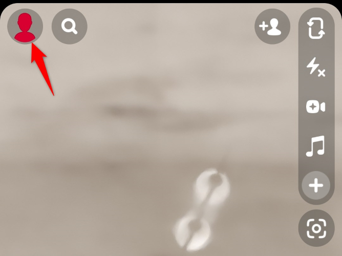 Выберите иконку профиля или Bitmoji в левом верхнем углу.