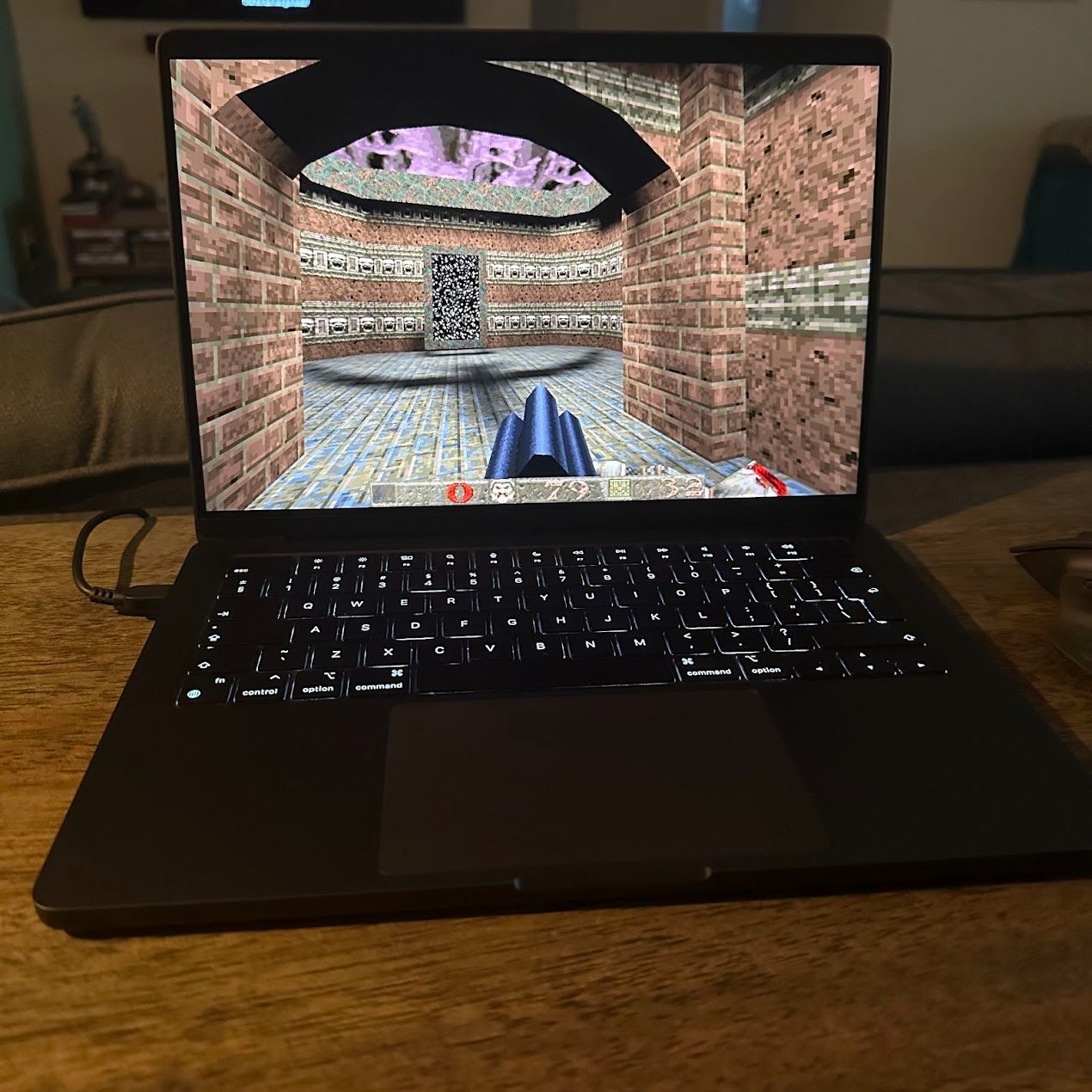 vlQuake на экране MacBook Pro.