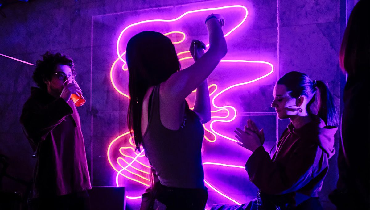 Друзья танцуют на вечеринке