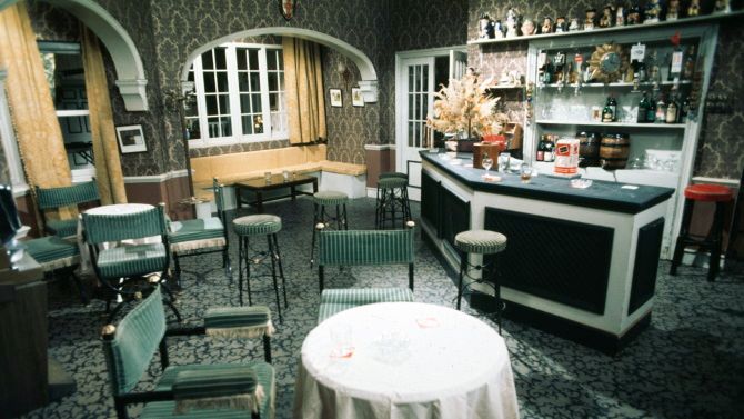 Декорация из британского сериала, пригодная как фон для видеозвонка