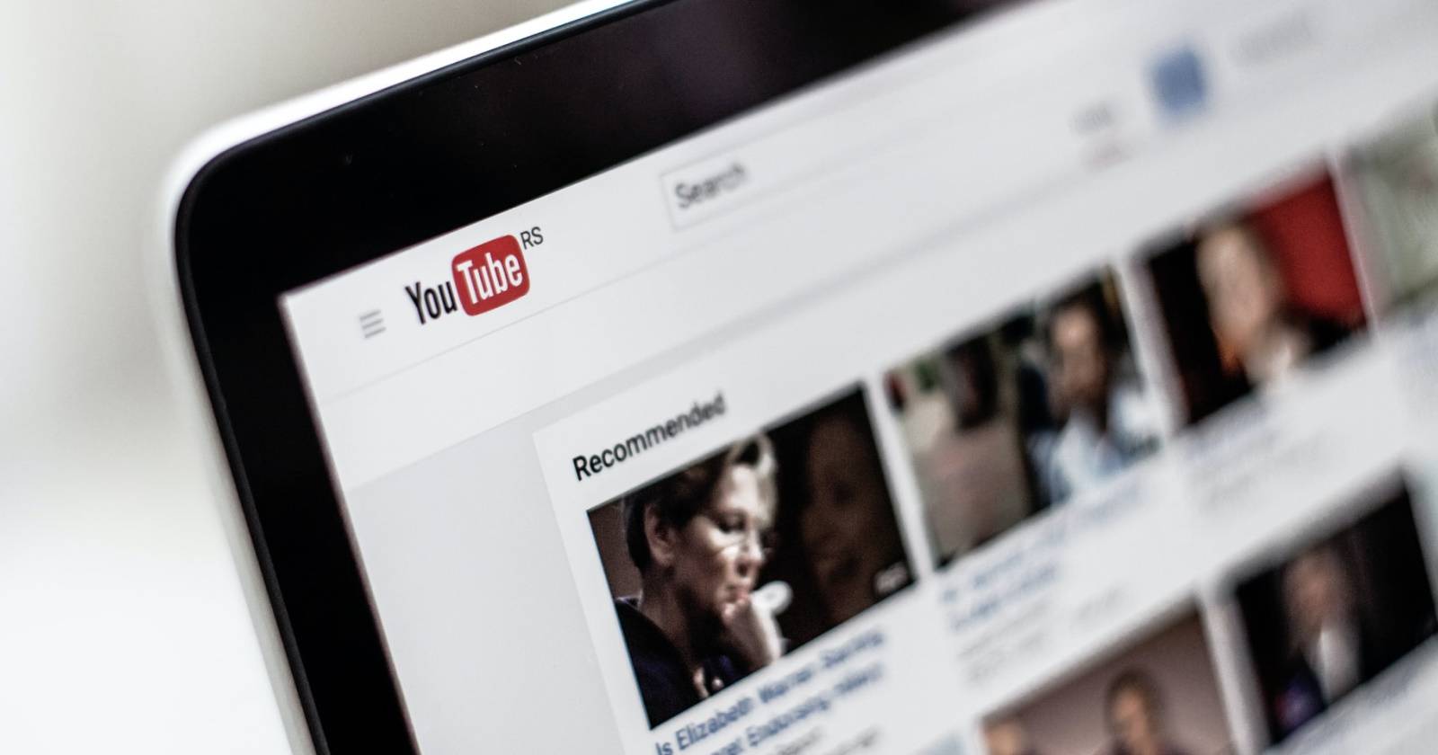 Подтвердите аккаунт YouTube — общий иллюстративный снимок