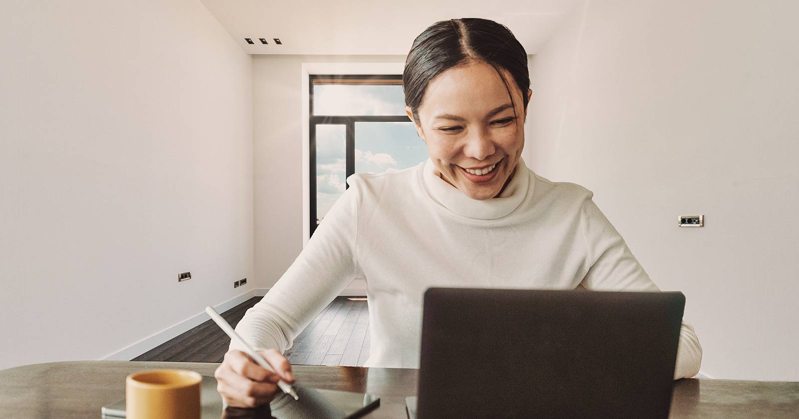 Женщина работает за ноутбуком в домашнем офисе