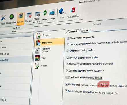 Revo Uninstaller открыт на мониторе BENQ, иллюстрация для контекста очистки ПО.