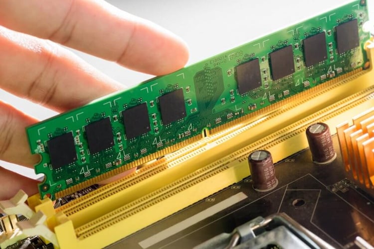 Переустановите модули памяти DIMM, чтобы исключить плохие контакты