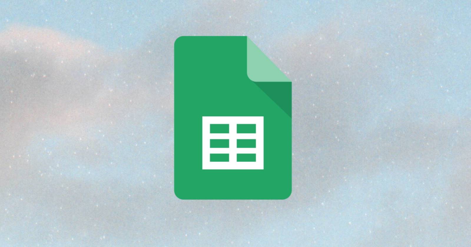 Логотип Google на фоне облачного неба