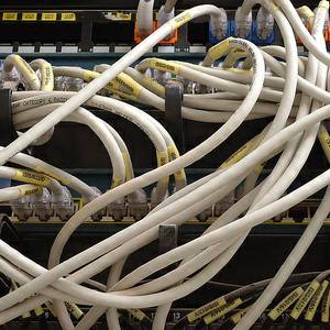 запутанные компьютерные провода на столе