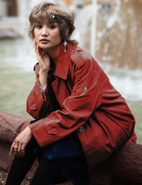 Человек сидит на краю фонтана, демонстрация выделения куртки и областей коррекции