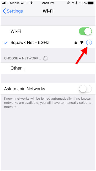 Кнопка информации (i) рядом с названием Wi‑Fi сети на iPhone