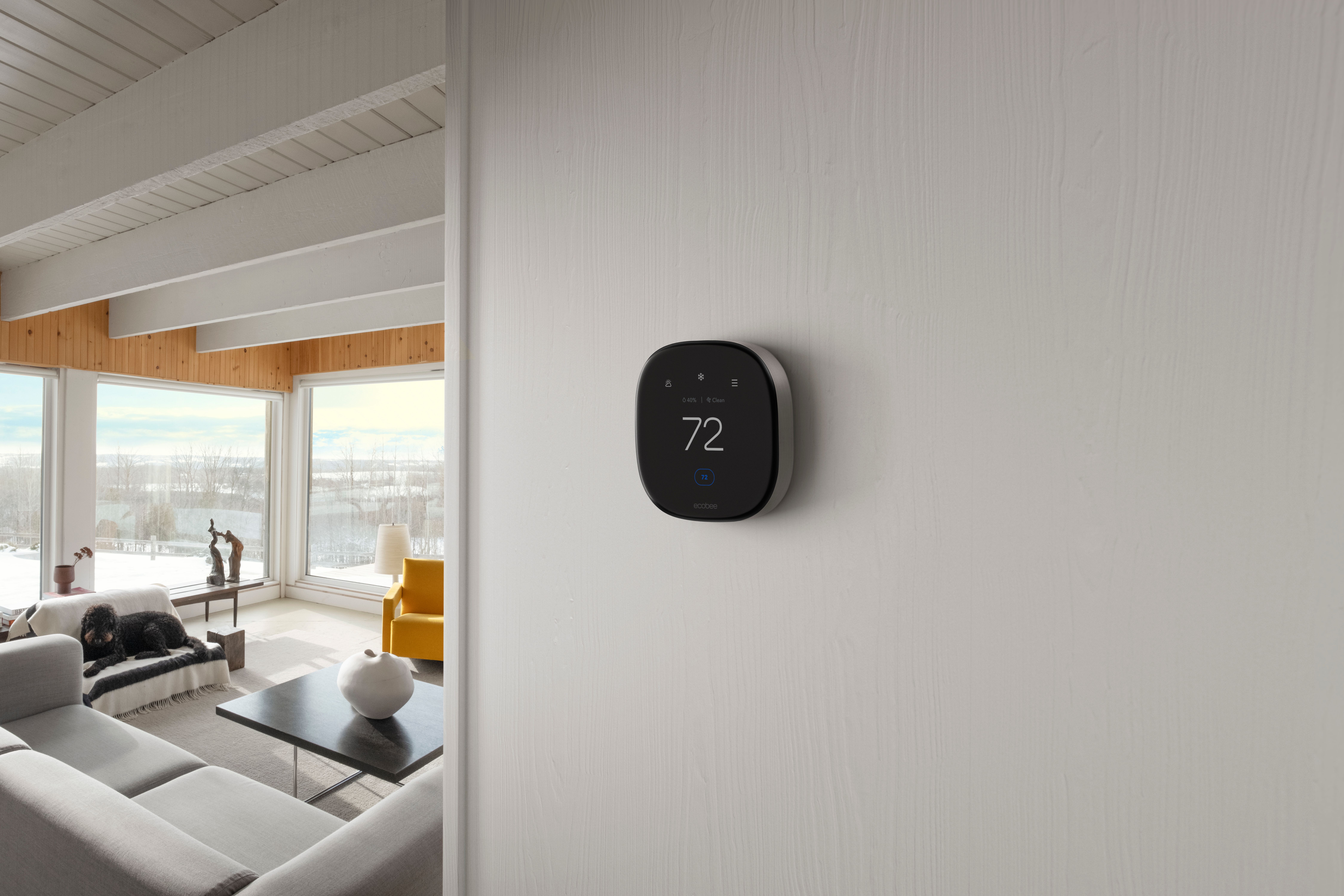 Ecobee Smart Thermostat Premium, установленный в гостиной