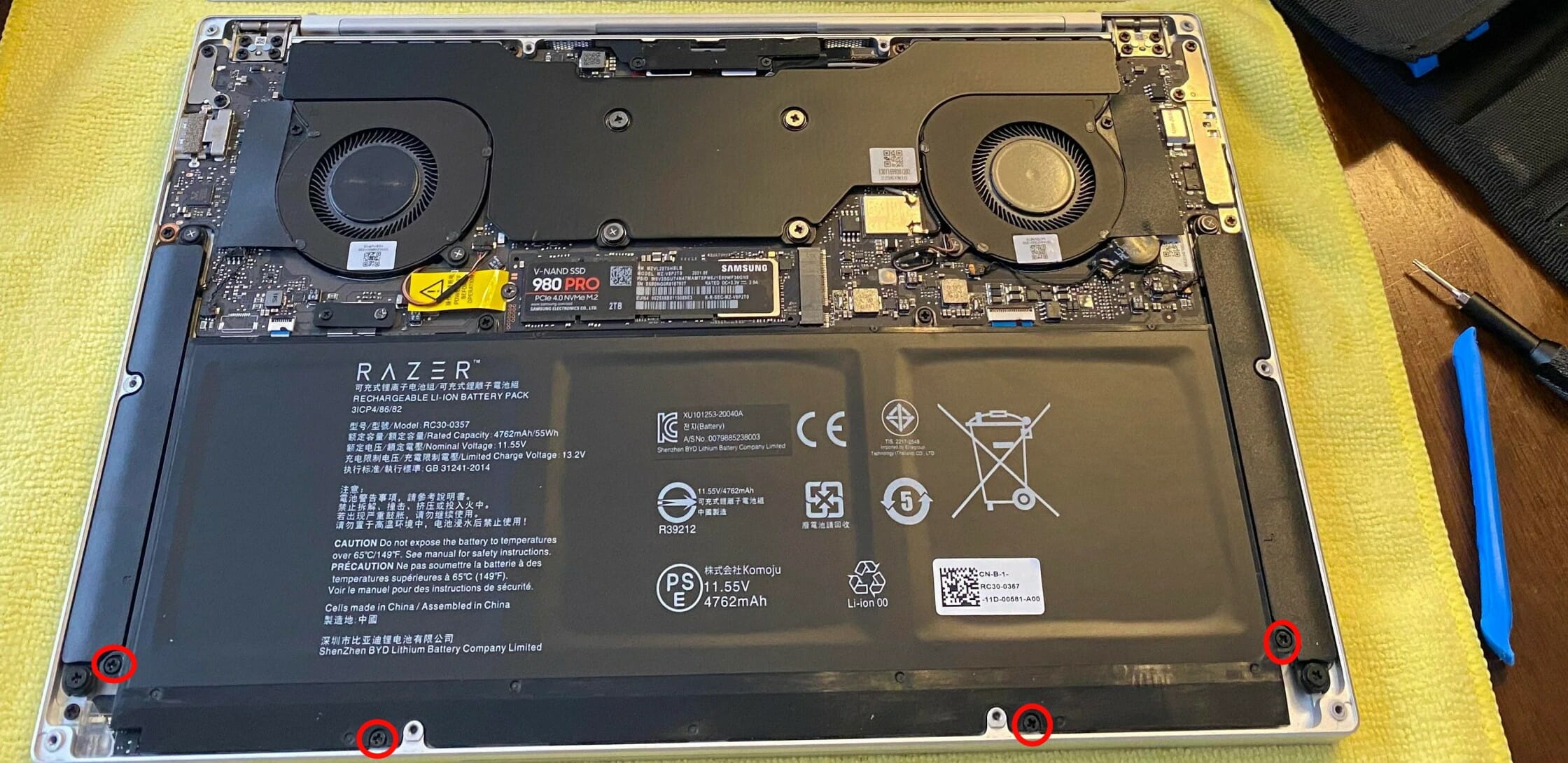 открепление батареи от корпуса ноутбука