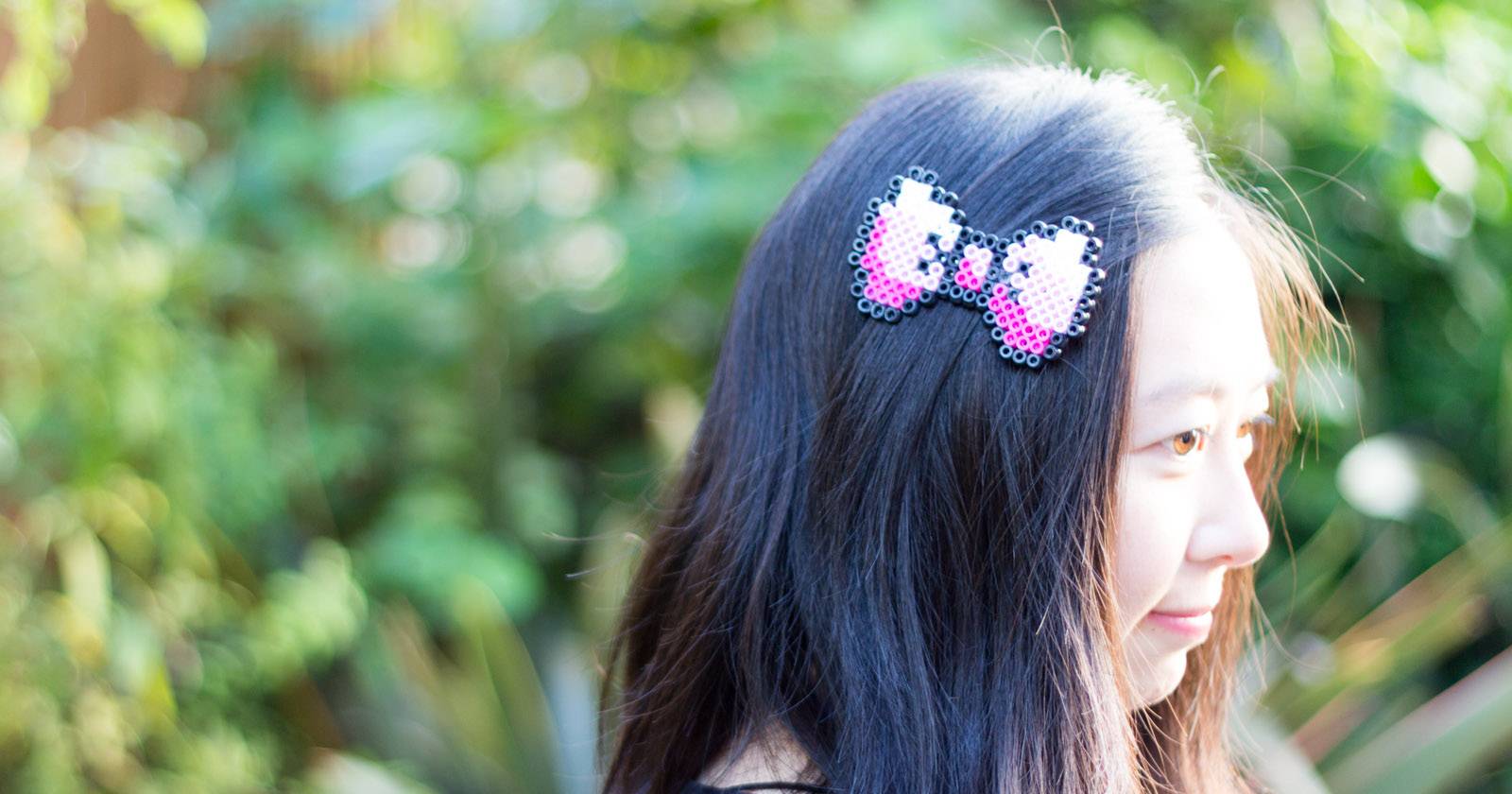 Крупный план пиксельного кулона из термобусин на шнурке