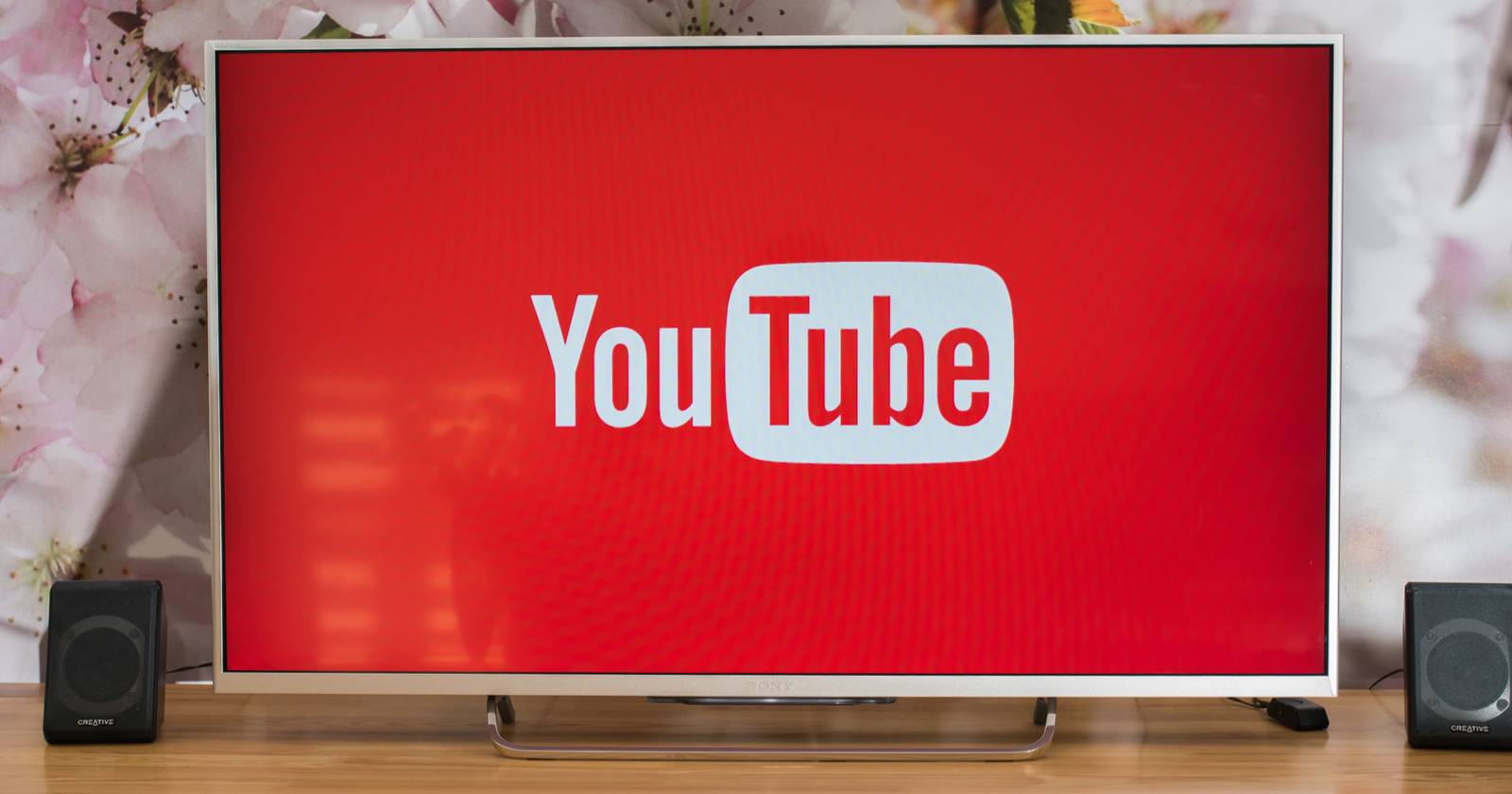 Логотип YouTube на экране телевизора