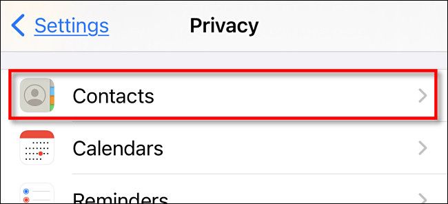 В разделе «Конфиденциальность» iPhone или iPad — пункт «Контакты»