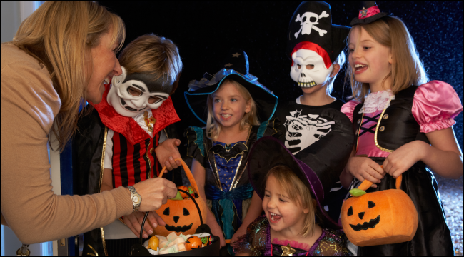 Видеозвонок у двери с отображением посетителя на смартфоне