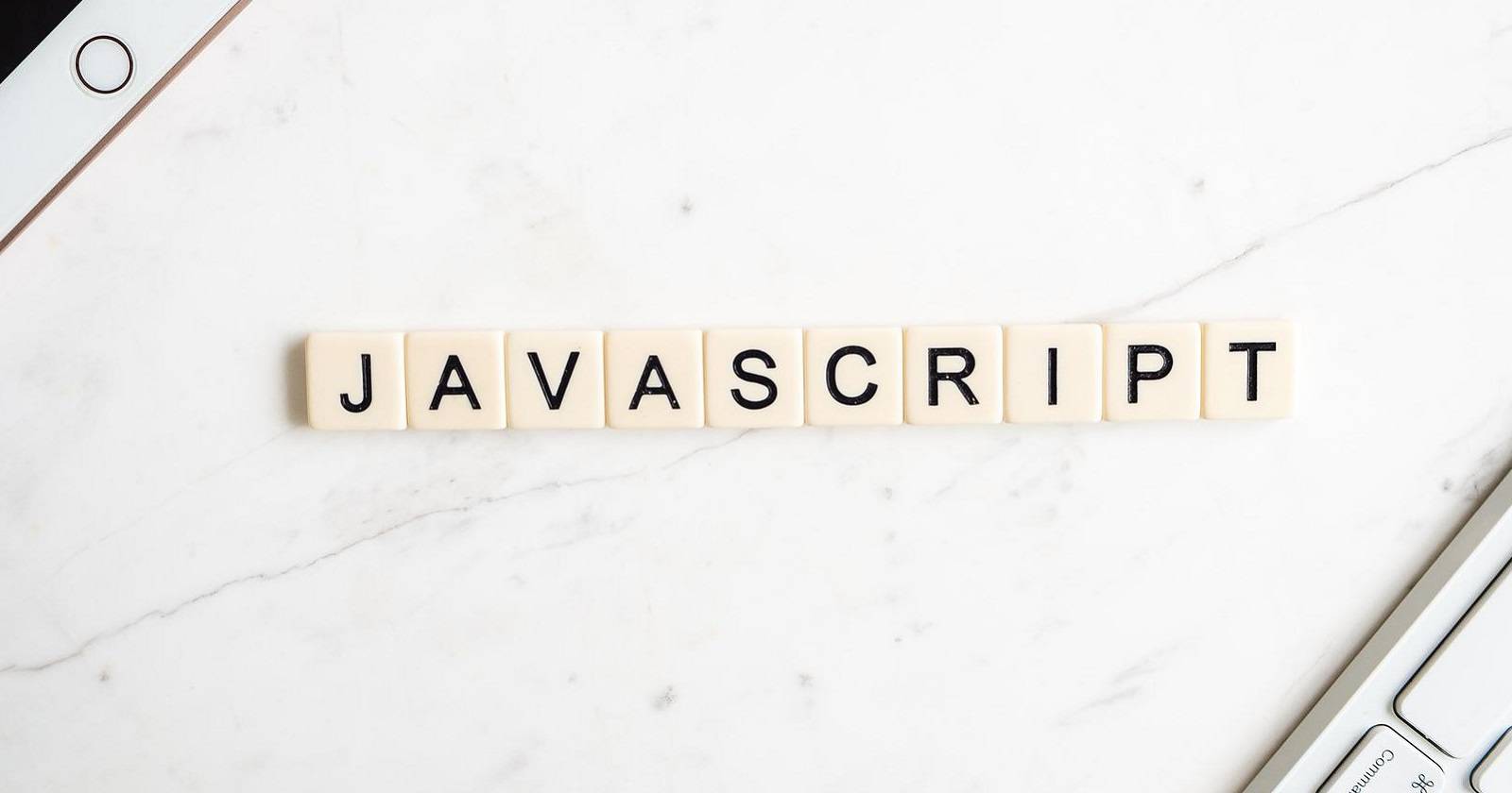 Кубики с буквами, образующие слово «JAVASCRIPT»