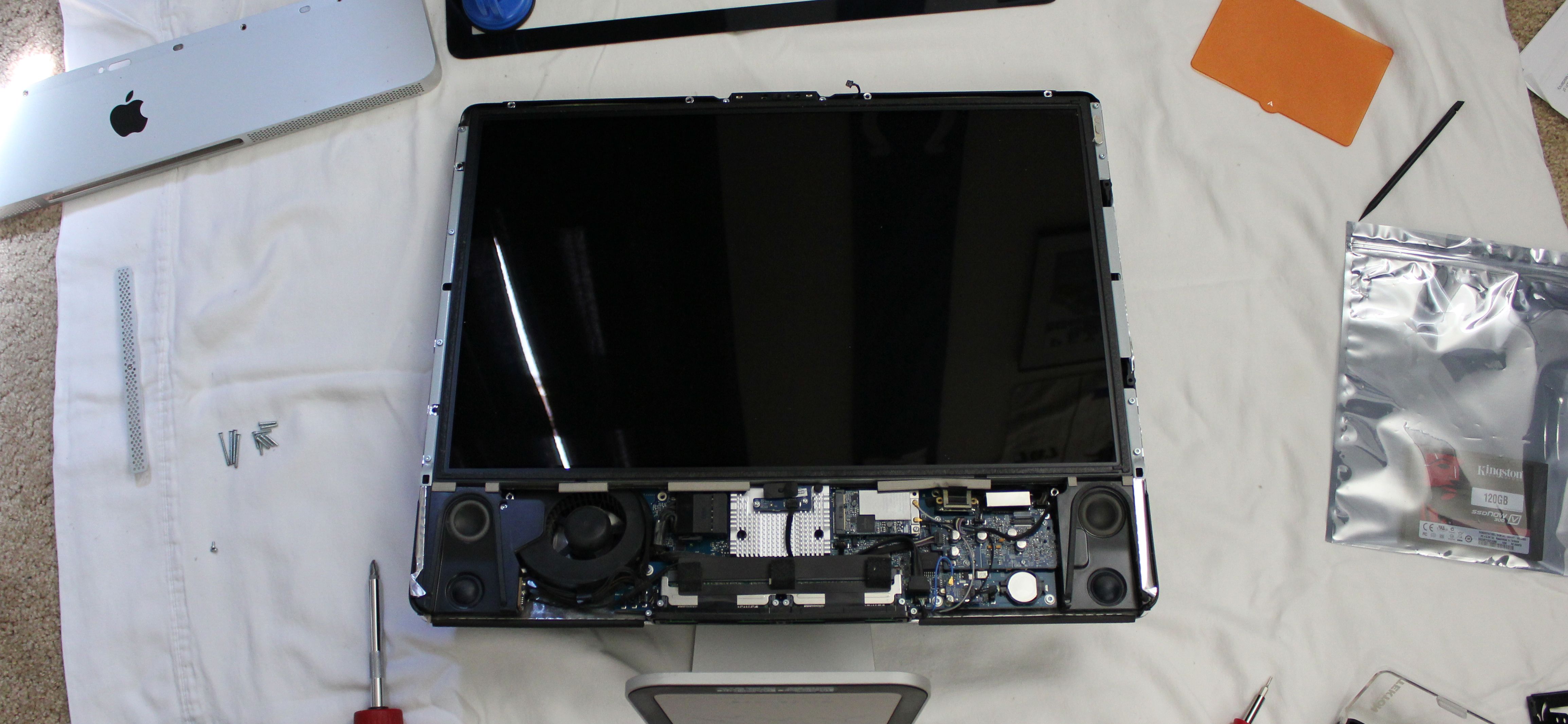 Проверка положения инвертерных кабелей перед фиксацией дисплея